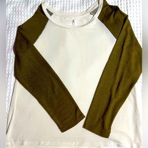 Women’s lightweight twin toned Tresics Large sweater